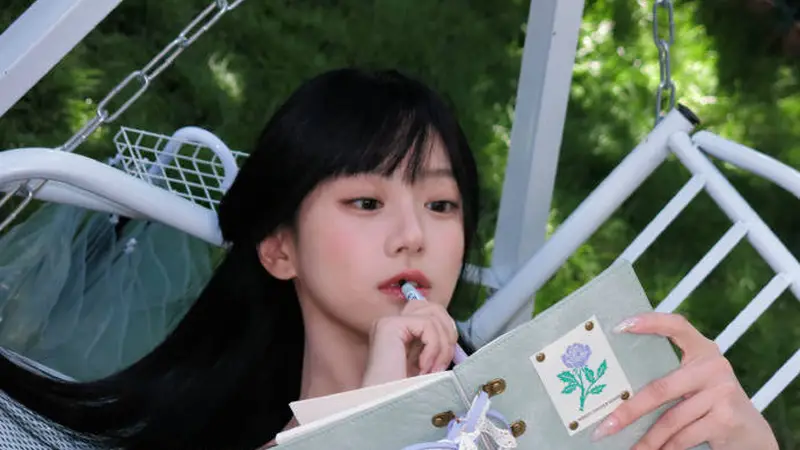 包上恩白裙造型清纯可爱 手捧花束少女感满满