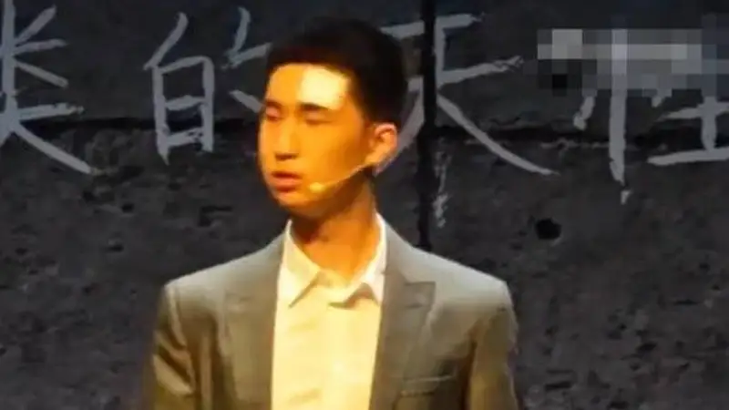 15岁林大竣登台表演话剧 动作神态都跟爸爸林永健一模一样