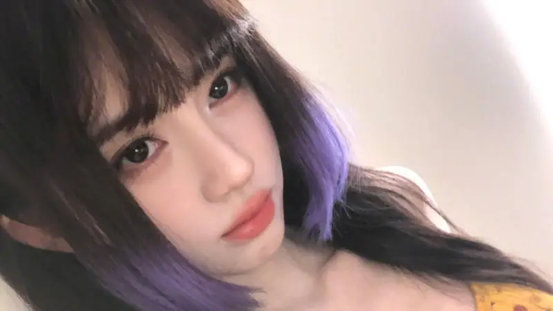 鞠婧祎晒自拍美照 紫色发尾公主切造型时髦靓丽
