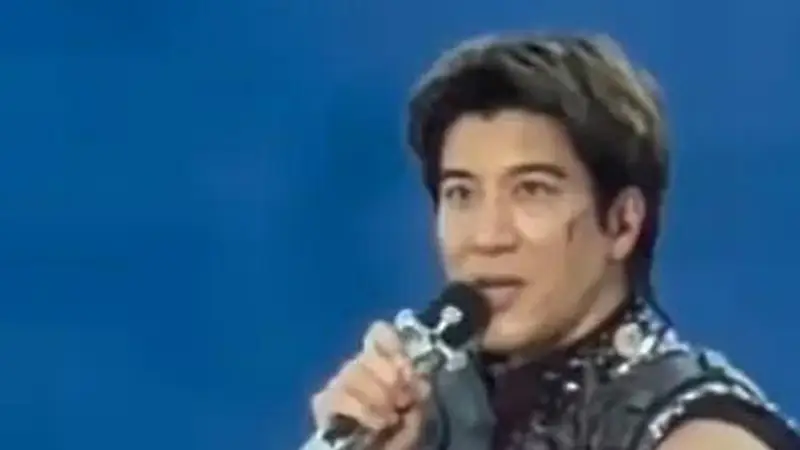 王力宏演唱会突然摔倒,脸部受伤流血