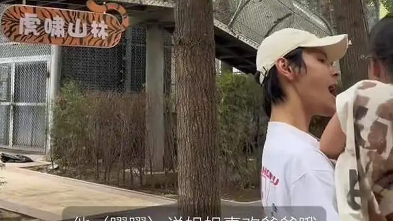 郭碧婷一家现身北京游玩 女儿全程要向佐抱好粘人