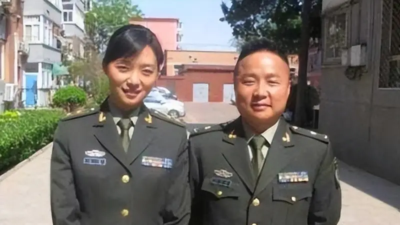 她是娱乐圈的一股清流,被军官苦追5年才嫁,如今和女儿被宠如宝