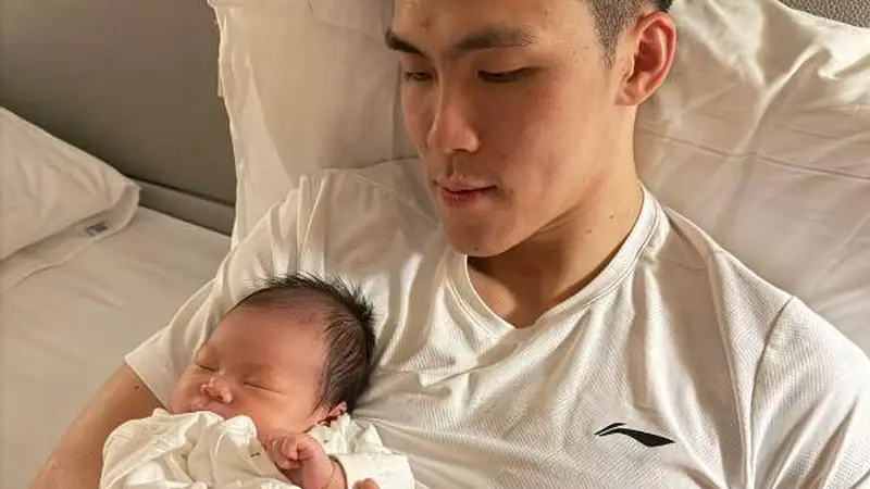 庞峥麟晒与孩子合照 因国家队任务未回家陪产