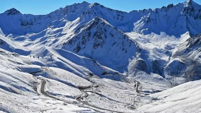 沉浸式体验——从花海到雪山：伊犁那拉提、喀拉峻、赛里木湖与独库公路的七日深度游攻略