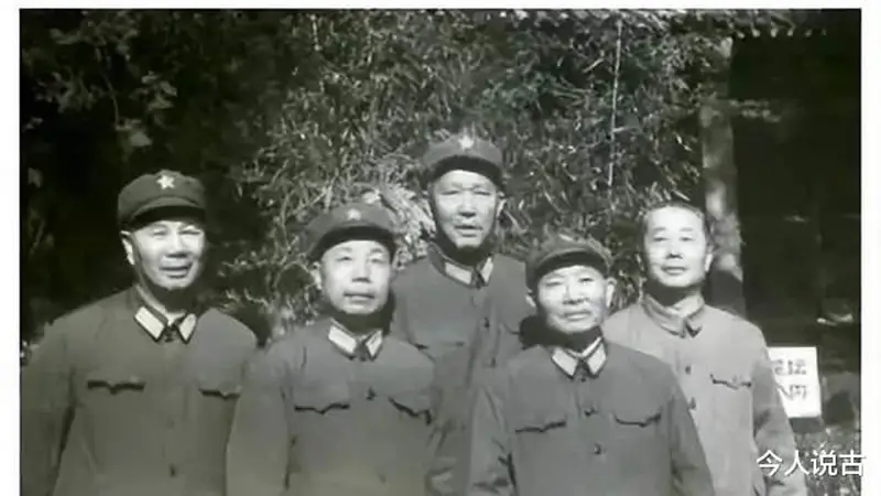 毛主席离世前后,一位上将要兵谏,另一位准备打枪战