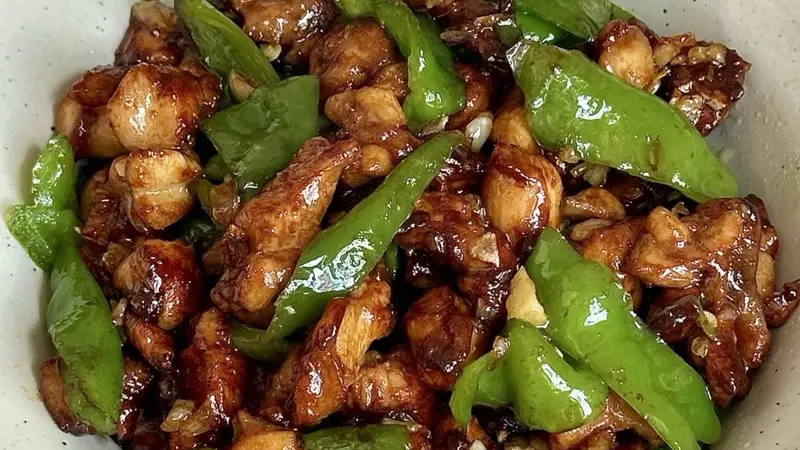 青椒炒鸡腿肉:十分钟出锅的下饭神器
