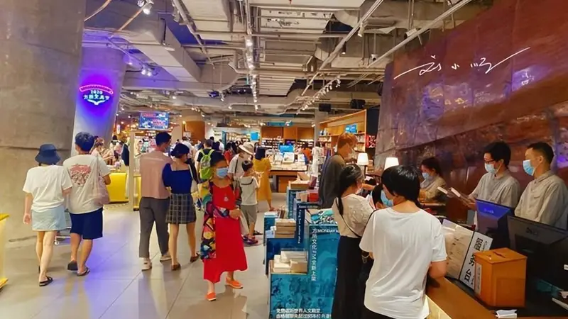 广州这家书店开在高档商场内,人气却不输奢侈品牌,游客:太牛了