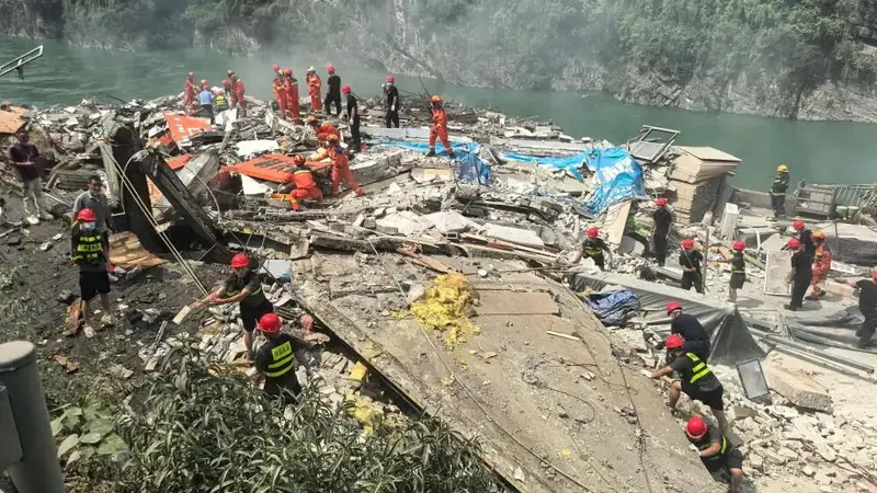重庆山体垮塌已救出8人 网格员提前预警转移群众时发生滑坡