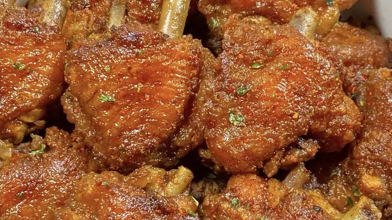 金黄酥脆的椒盐鸡翅,一口咬下满嘴香