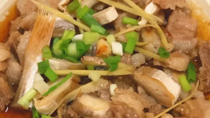 咸鱼切粒均匀拌腌，让海味层层渗入五花肉肌理