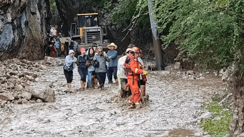 甘肃渭源一景区突发山洪致10人遇难,逃生游客:不少车辆停在河滩