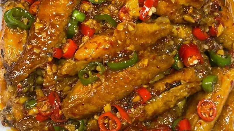 辣炒鸡翅：外焦里嫩裹满汁，一口下去连骨头都想嗦