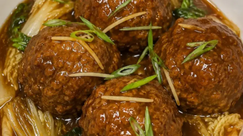 为啥饭店狮子头软嫩多汁？秘密就在肉馅摔打这一步