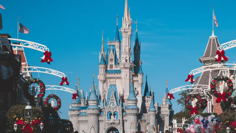 迪士尼把流量重新变成利润:电影引流,乐园兑现,Disney+连接一切