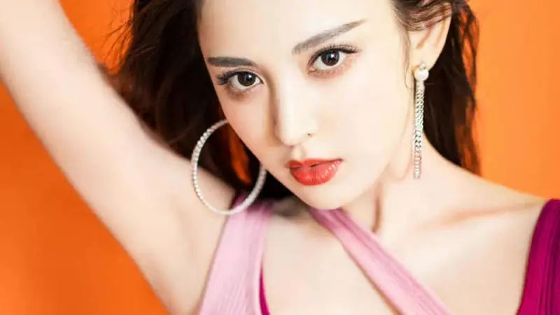 新疆当红女星古力娜扎写真美爆了!雪肤玉貌身材火辣性感撩人