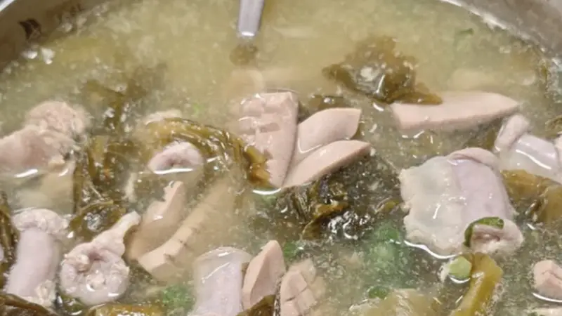 咸菜解腻猪杂鲜嫩，酸鲜交融解锁潮汕地道鲜汤
