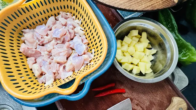 鲜香鸡肉炒土豆，家常快手菜