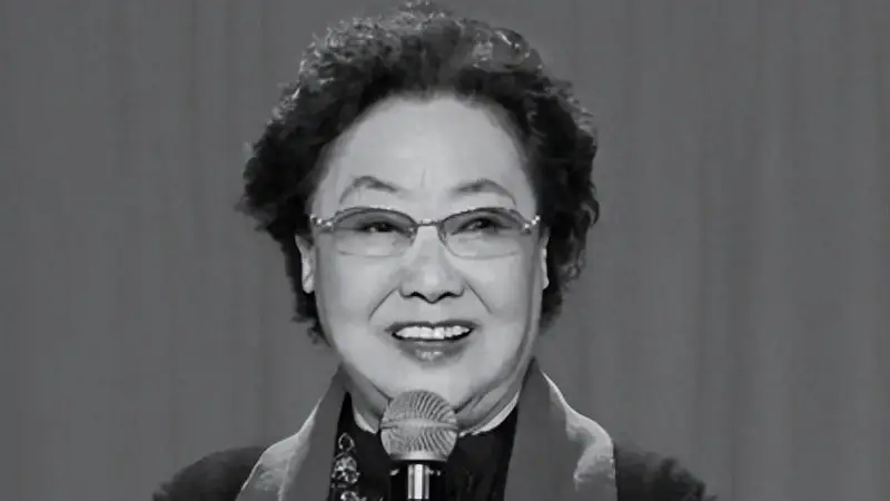 原来郭兰英晚年由她照顾，比亲女儿还细心，遗嘱后事由她核实处理