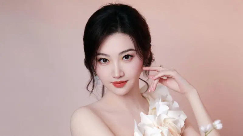 人间富贵花！景甜穿淡黄色花朵礼裙气质优雅迷人