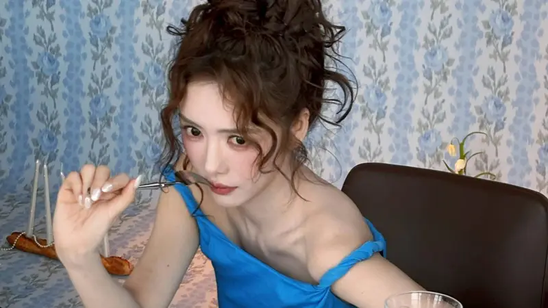蔡文静穿一字肩上衣身材纤细 卷发造型优雅好明媚