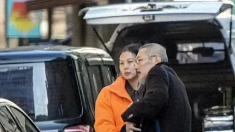 66岁知名导演老来得子，携小22岁情人与1岁私生子出席活动，全程低调至极