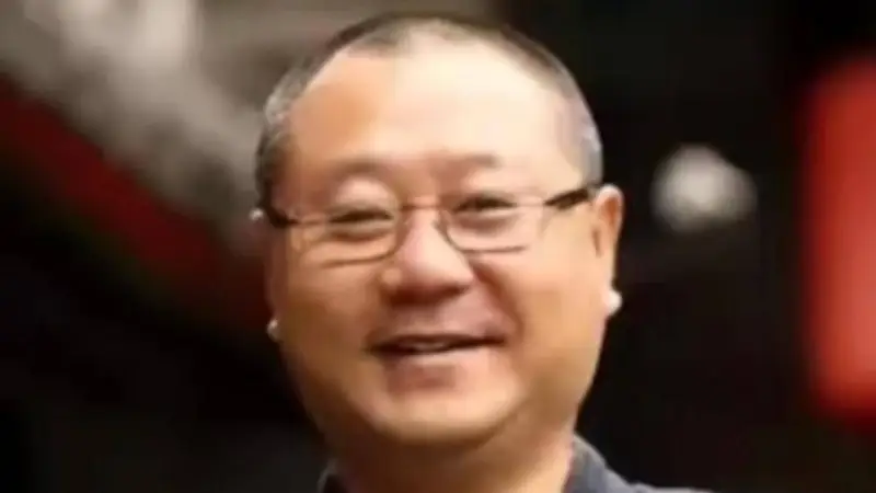 范伟喝酒翻车实录：求人办事自己先倒，客人全走了，和“彪哥”正相反