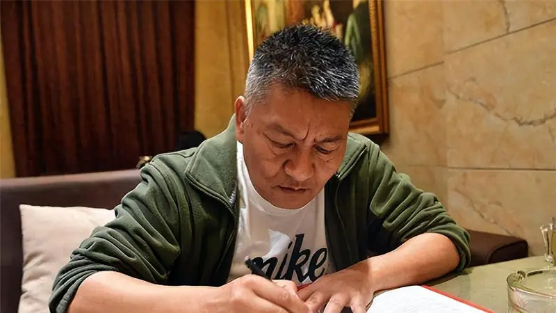 59岁梁实第30次高考：考后破防喝闷酒，妻子嫌丢人，明年还要再战