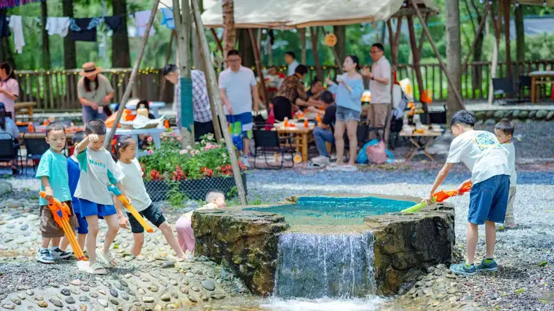 青城山镇音乐消夏啤酒季启幕 “天府珍水”引领夏日清凉新体验