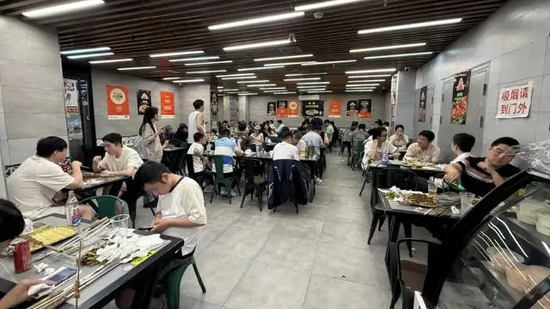 晚上七八点爽吃到凌晨！斜土路上这家烧烤配冰啤，才是夏天真正的“续命局”！