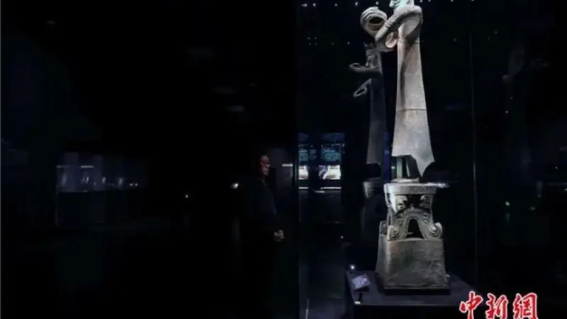 三星堆青铜立人像，为何在全球“独一无二”？
