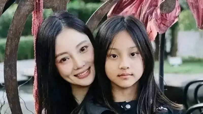 13岁甜馨独自赴海外夏校,李小璐视频曝光,镜头里的女儿长大了