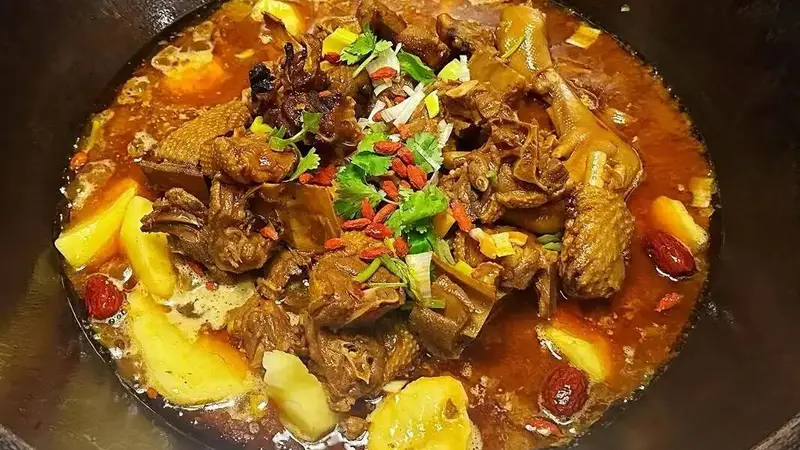[美味邹城]石墙炖大鹅：铁锅里的家乡味道
