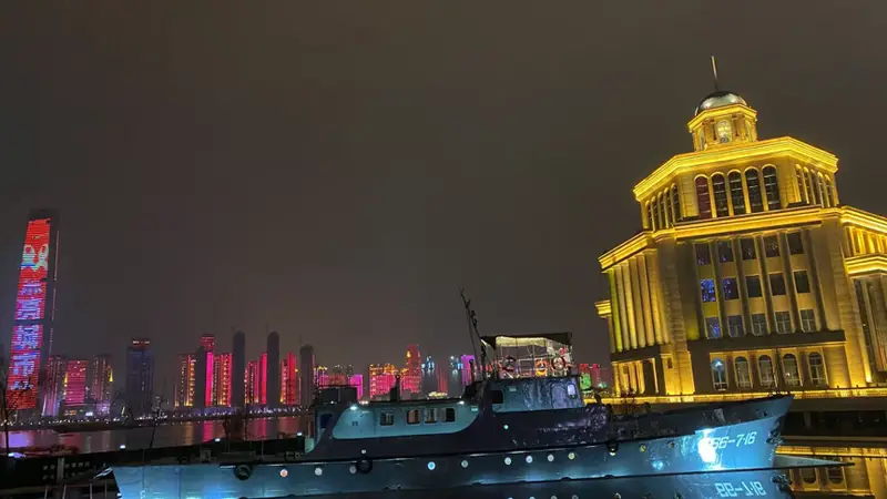 武汉江滩边的博物馆开启夜游模式,首个周末每天两三百人,360度观景平台最受欢迎
