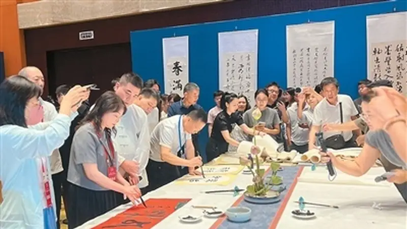 鄂台书法家武汉挥毫传承传统文化