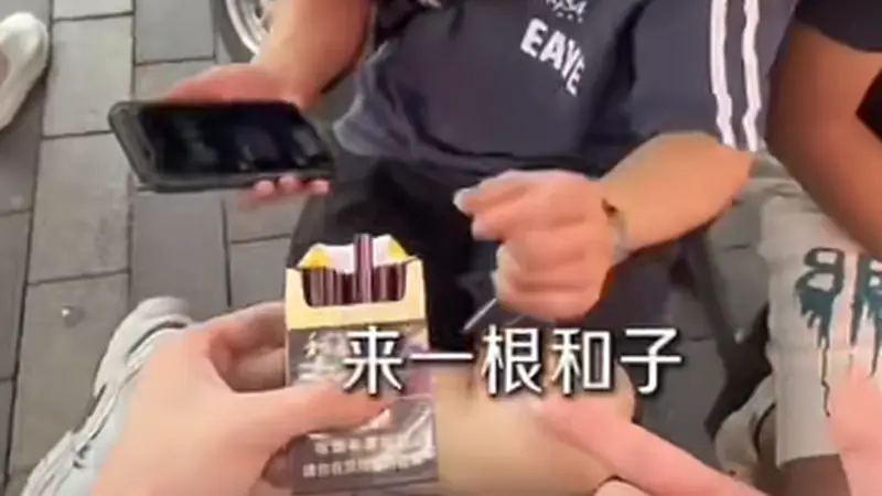 深圳一店老板为给排队顾客发烟致歉,律师:发烟鼓动顾客吸烟,但顾客有自主选择权