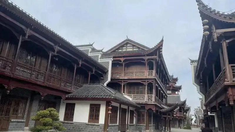 50亿打了水漂,从游客爆满到空街无人,全国古镇为什么集体倒闭?