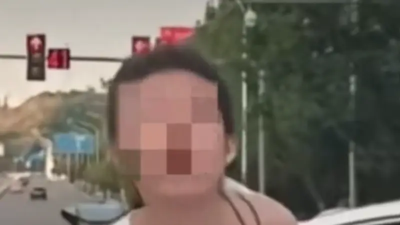 重庆通报“女子挡道指挥加塞”:陈某(女,25岁)被行拘,其丈夫邓某(男,33岁)驾车跨实线变道加塞通行,被罚款并记分