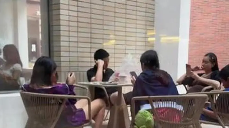 理想CEO李想或将迎第六娃，妻子挺孕肚现身阿那亚