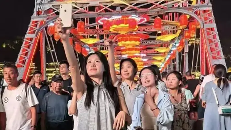 夏日烟火气 点亮夜经济
