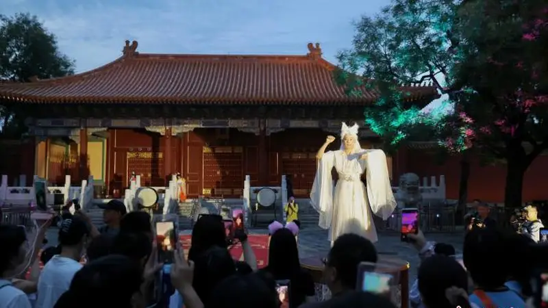 戏剧舞台“搬”进古建空间 北京景山公园解锁夜间新景