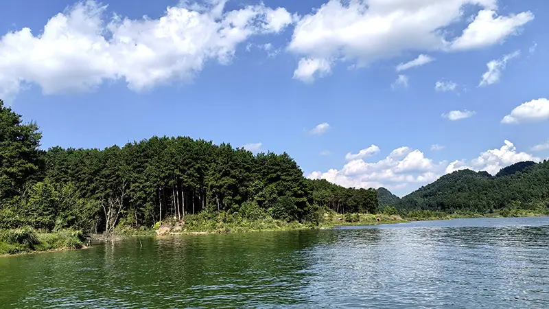 修文县香巴湖村：避暑季文艺篝火晚会答谢旅居客人