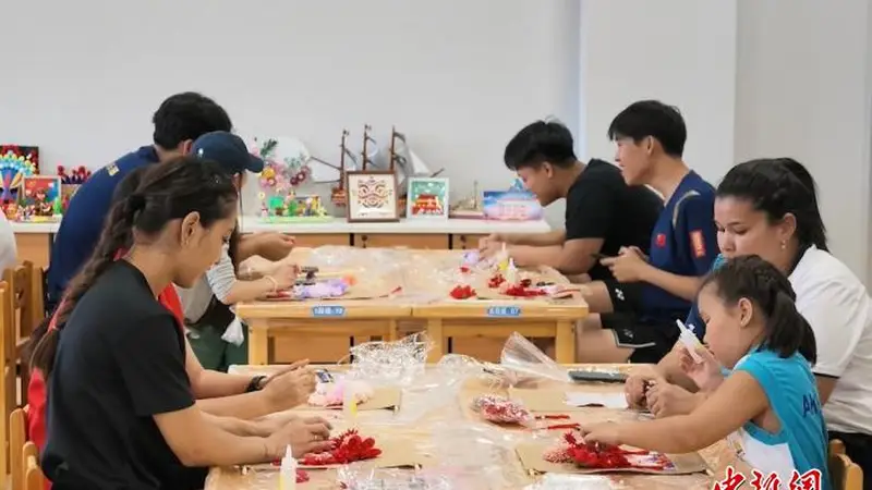中哈青少年新疆体验非遗技艺及民俗文化