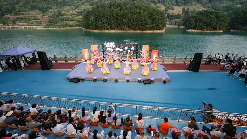 山水盛典引客来 湖畔笙歌醉卧龙——绥阳县郑场镇卧龙湖农文旅活动周火热启幕
