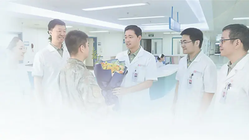 白衣执甲 医者仁心