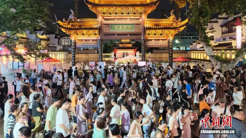 南京秦淮风光带迎来夜游人潮