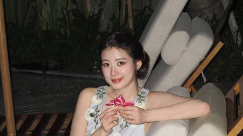 赵昭仪白刺绣无袖长裙素雅治愈 笑容清甜气质十足