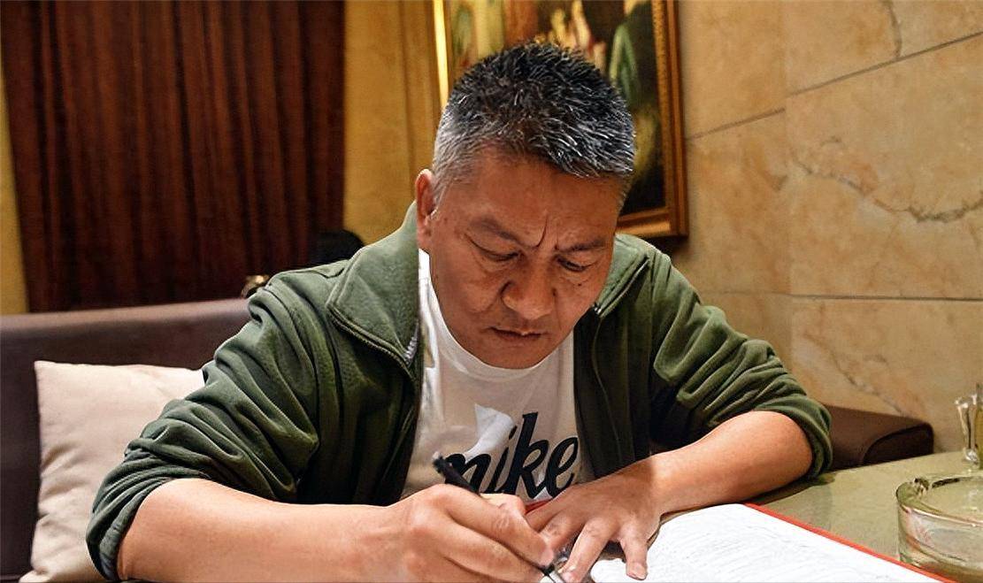 59岁梁实第30次高考：考后破防喝闷酒，妻子嫌丢人，明年还要再战