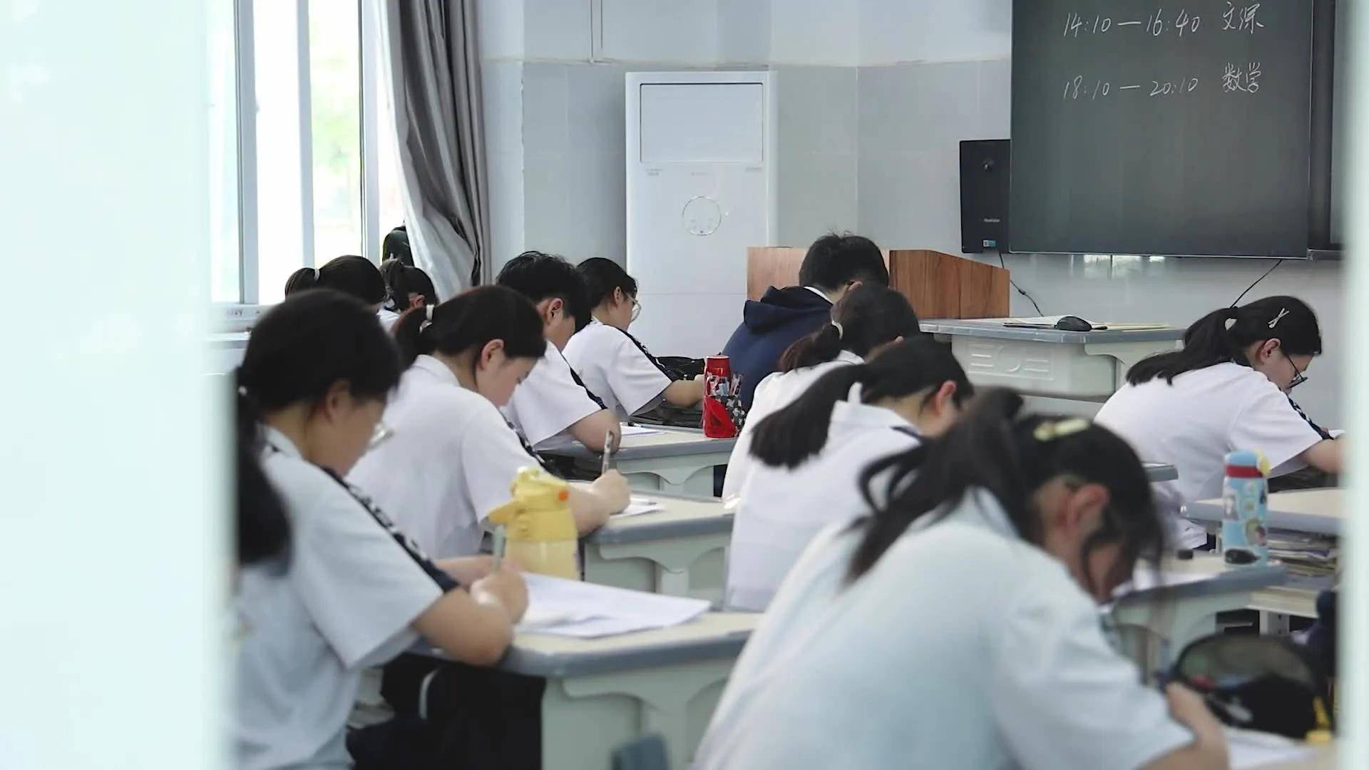 高考人数连降 2 年,今年少 45 万!为何说 “卷” 才刚开始?