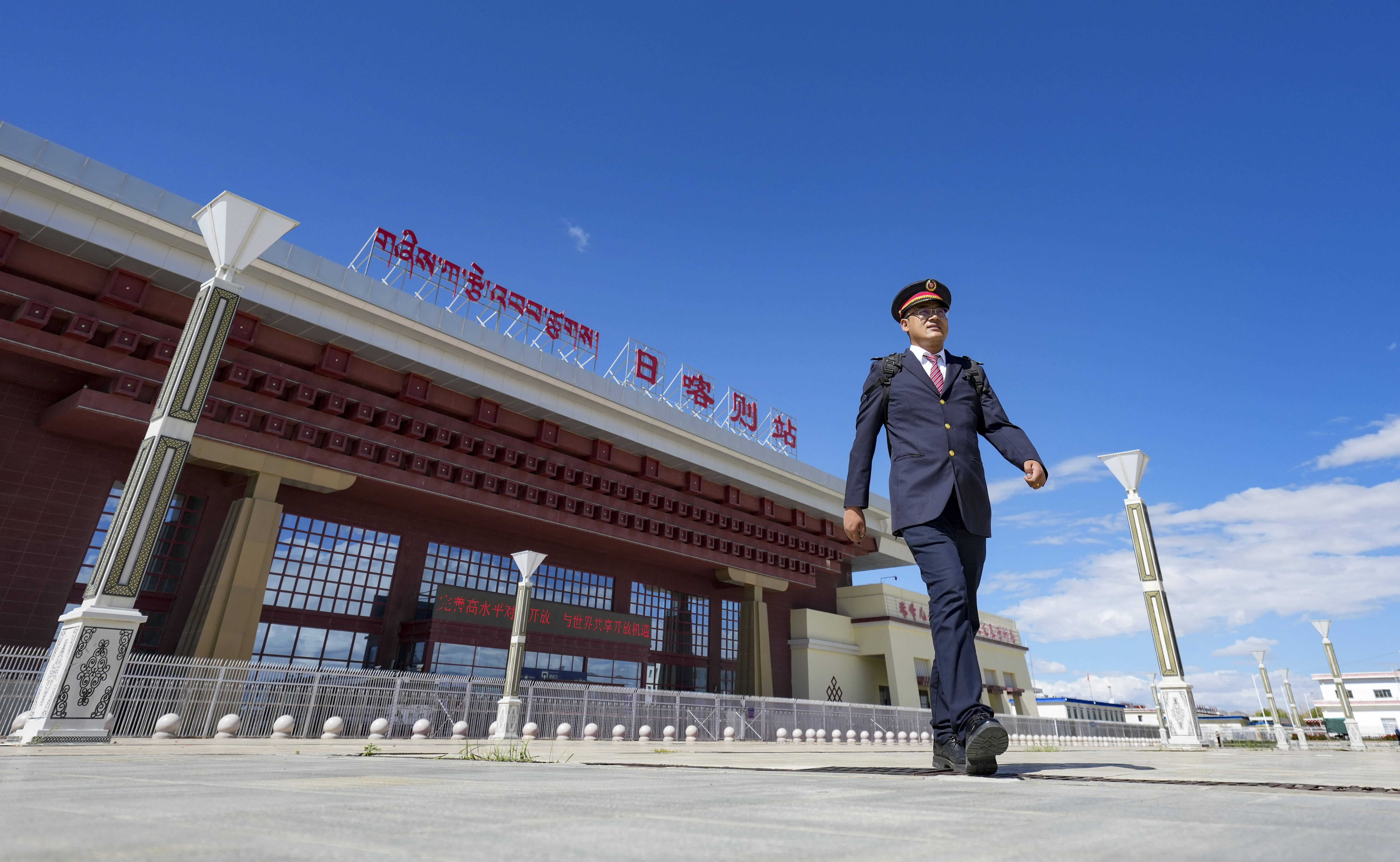 次仁的“天路”:一个藏族青年的铁路梦