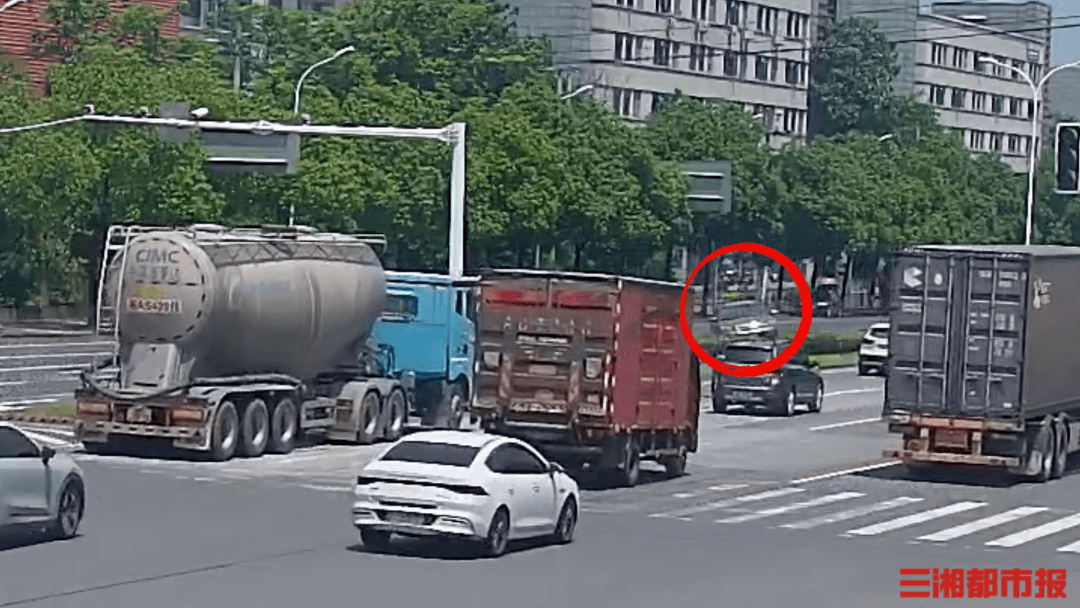 烈日当空,长沙一车横在道路中央绿化带中,司机双目紧闭、意识全无;路过的民警“多看一眼”,救下昏迷司机;网友:不愧是刑侦出身,点赞